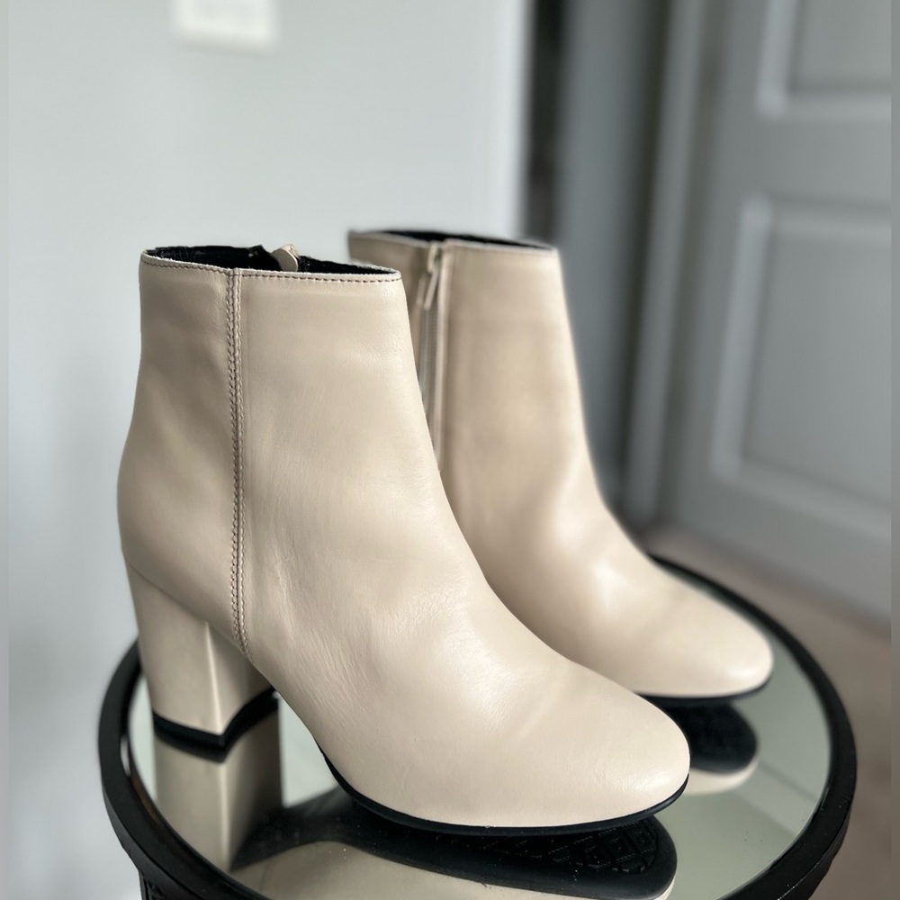 Rizzoli White Leather Boots Size 7.5